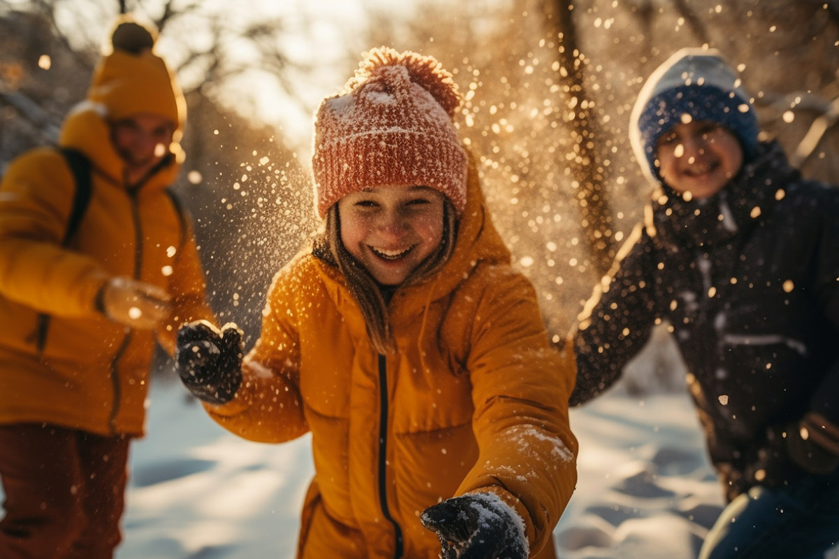 3 kinderen spelen buiten in de sneeuw