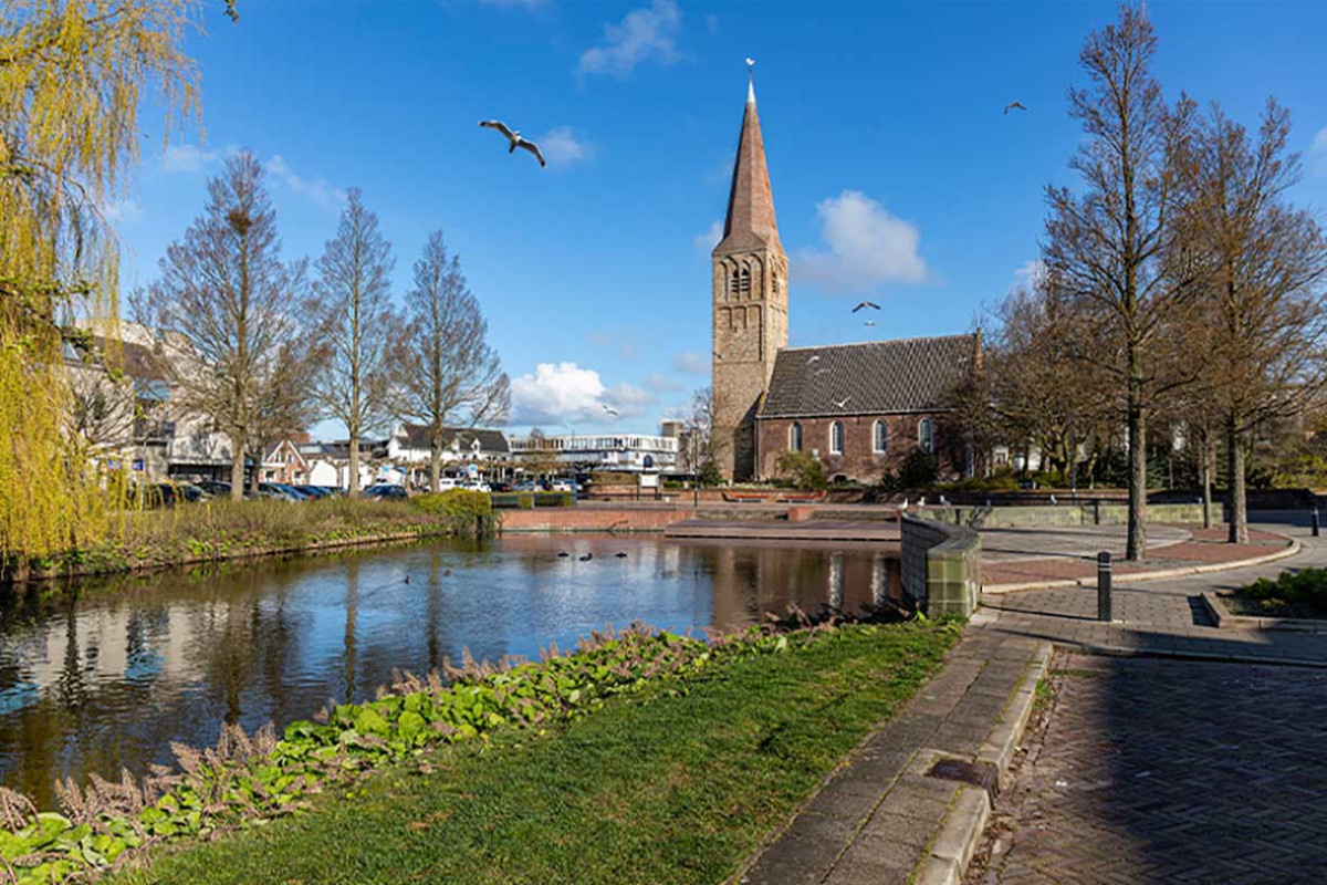 Dorpskerk Heemskerk gezien vanaf de vijver