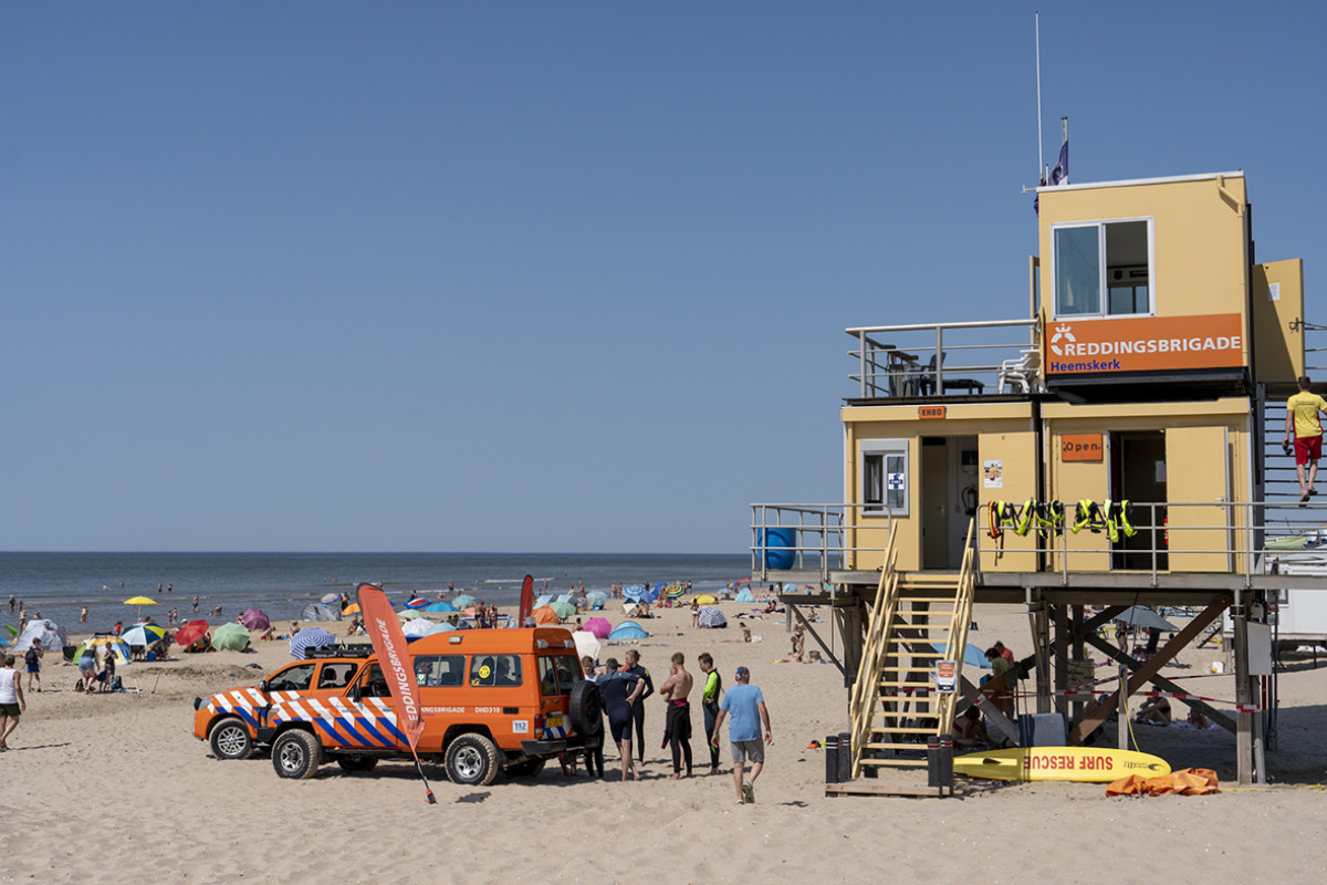 Een uitkijktoren voor strandwachten op het strand.