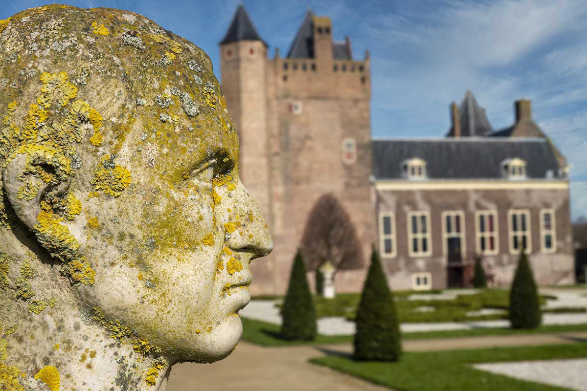 Sculptuur van een man voor een Slot Assumburg.