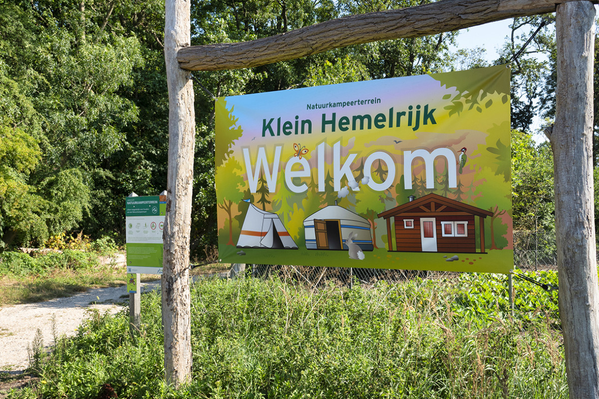 Welkomsbordje Glamping Heemskerkerduin in het groen.