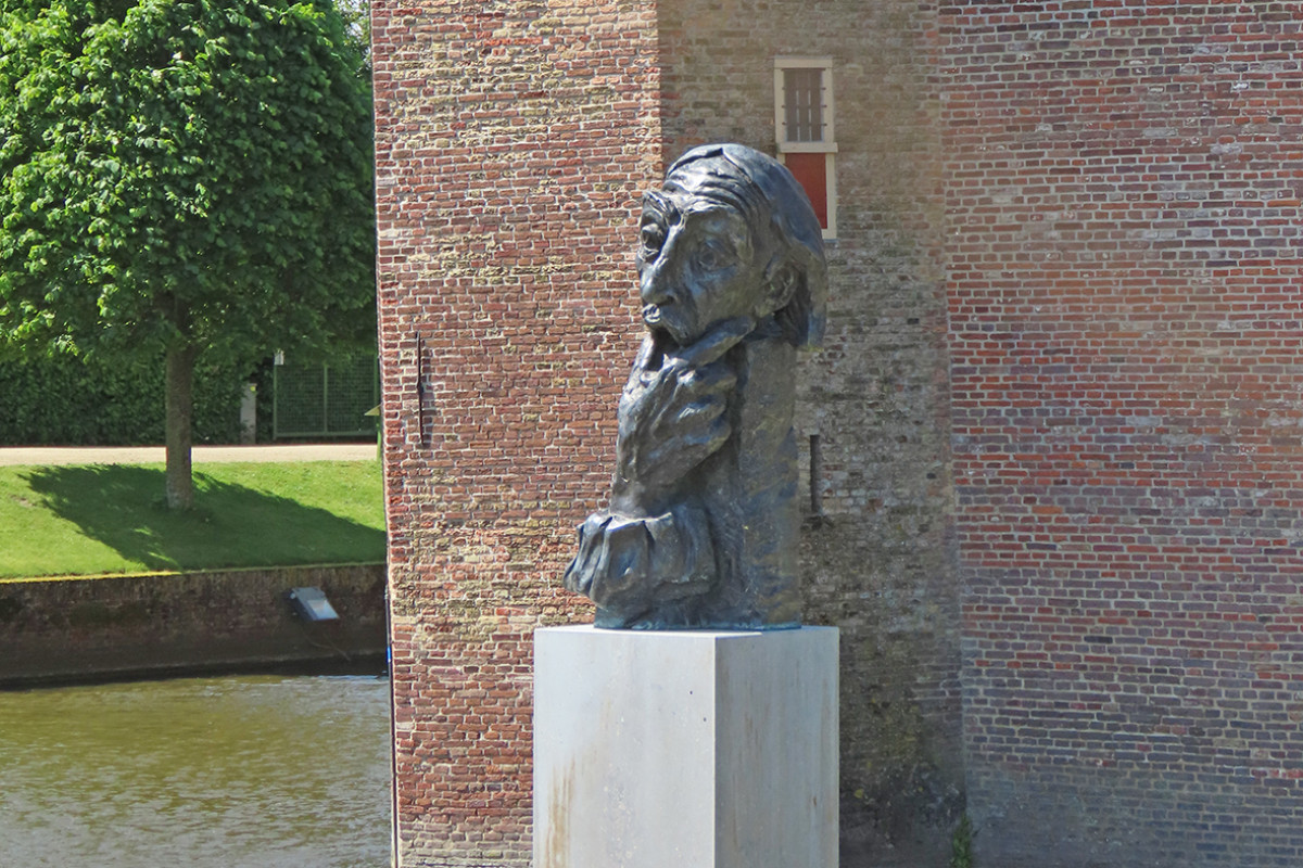 Bronzen beeld van Deutz met een verbaasde blik en een hand voor de mond