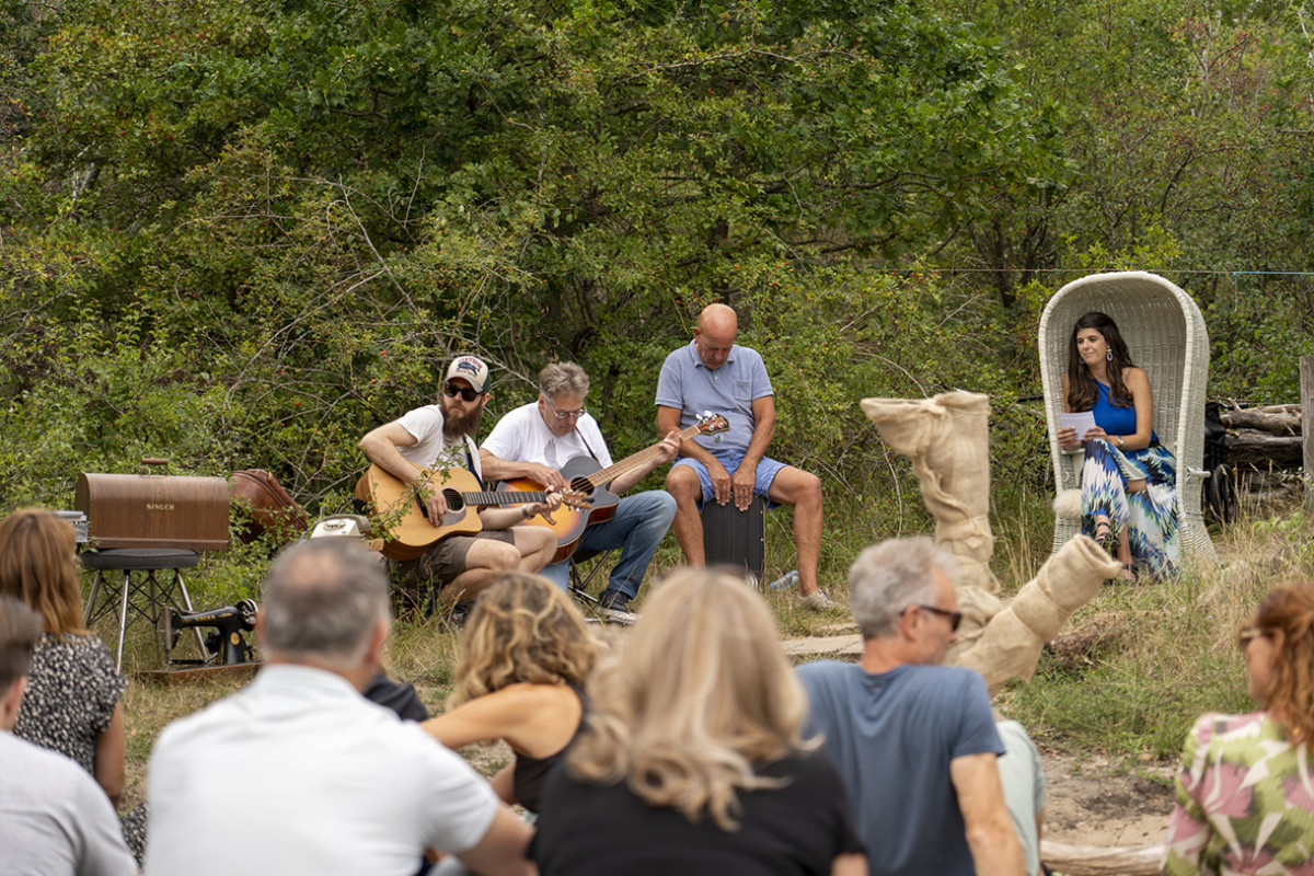 Muzikanten in de buitenlucht met publiek op de voorgrond