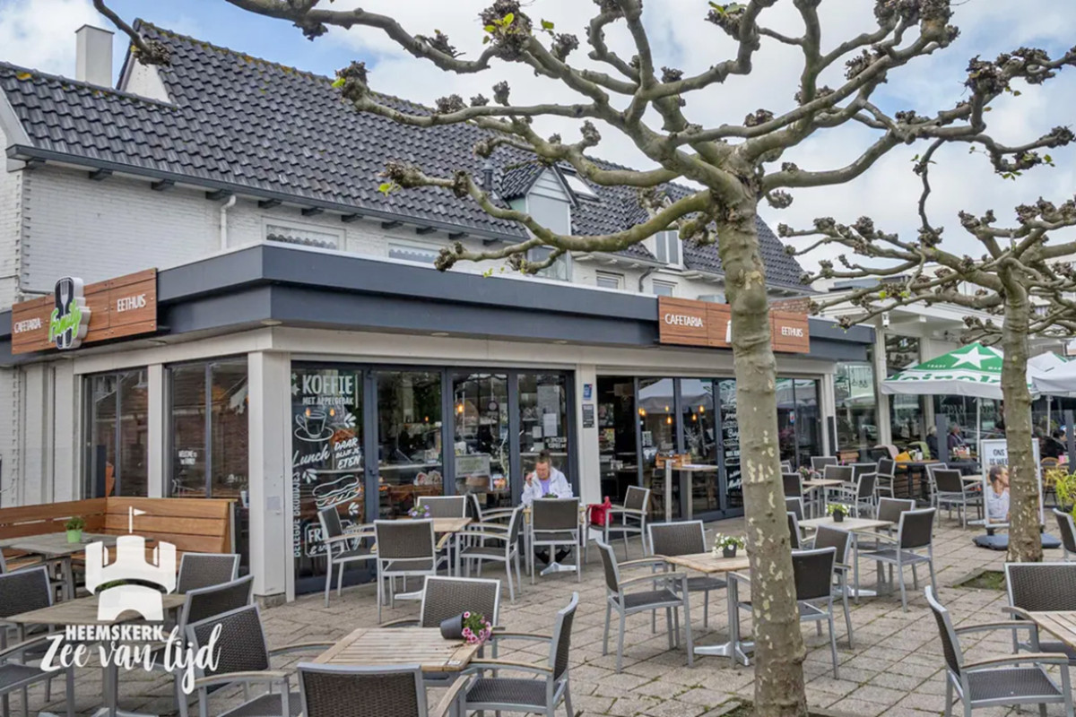 Buitenkant en terras van snackbar Family Heemskerk