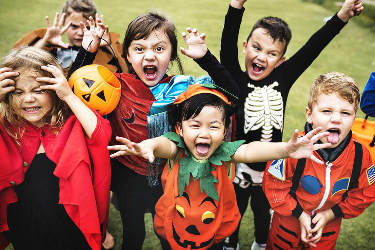 kinderen schreeuwen in hun halloweenkostuums