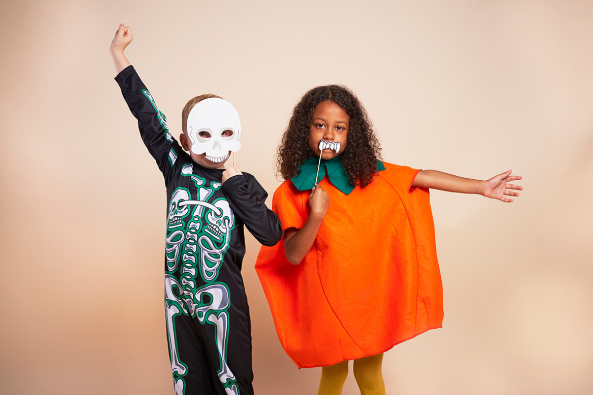 Twee kinderen verkleed in Halloween kostuums