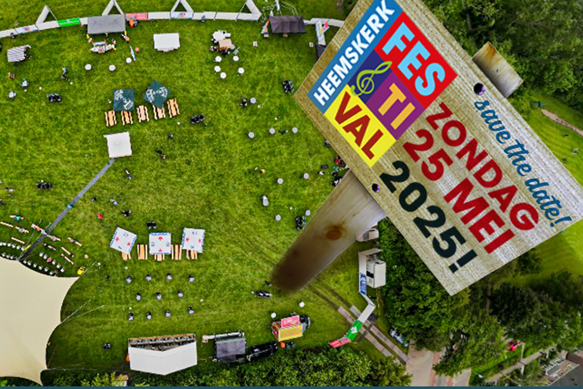 Luchtfoto met grasveld en tenten en een bord met logo heemskerk festival