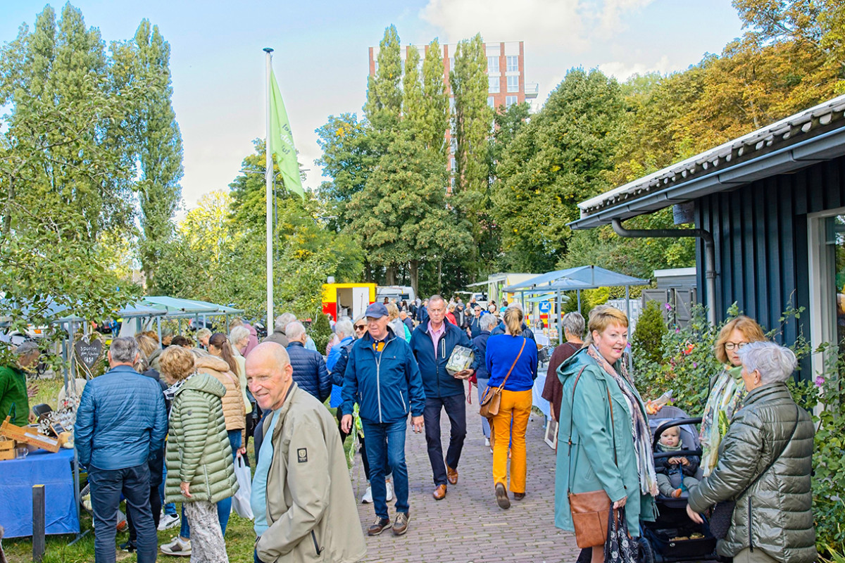 Verschillende mensen lopen rond op een markt.