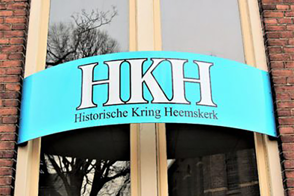 Ingang met bord van Historische Kring Heemskerk