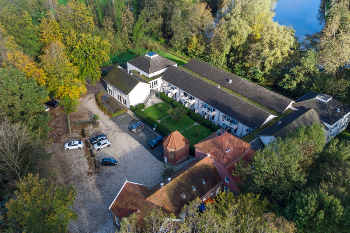 Luchtfoto van Hotel Heemskerk in groene omgeving.