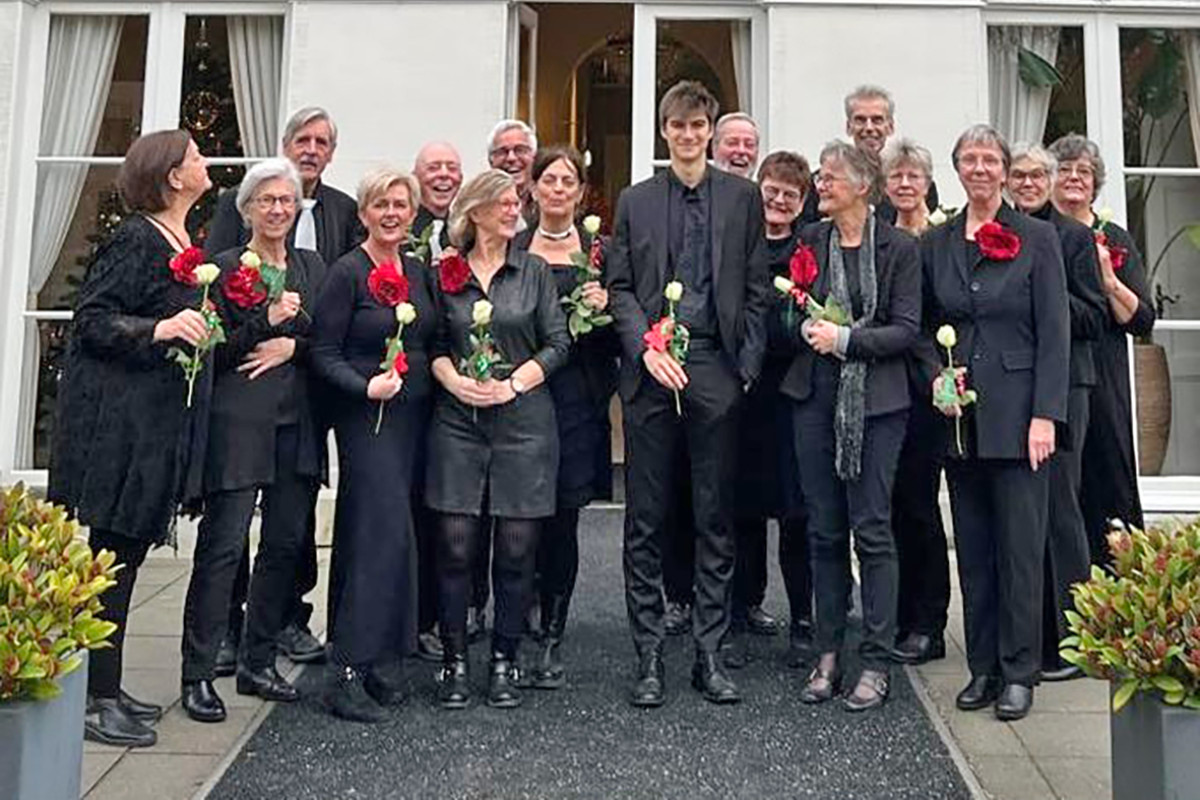 Grope mensen in het zwart houden een rode roos vast