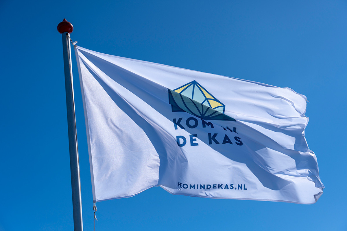 wapperende vlag met de tekst 'kom in de kas'