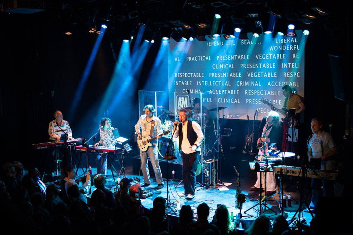 Popband op een podium met blauw licht