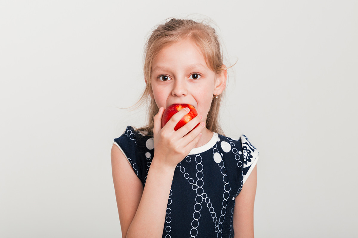 Meisje eet een appel