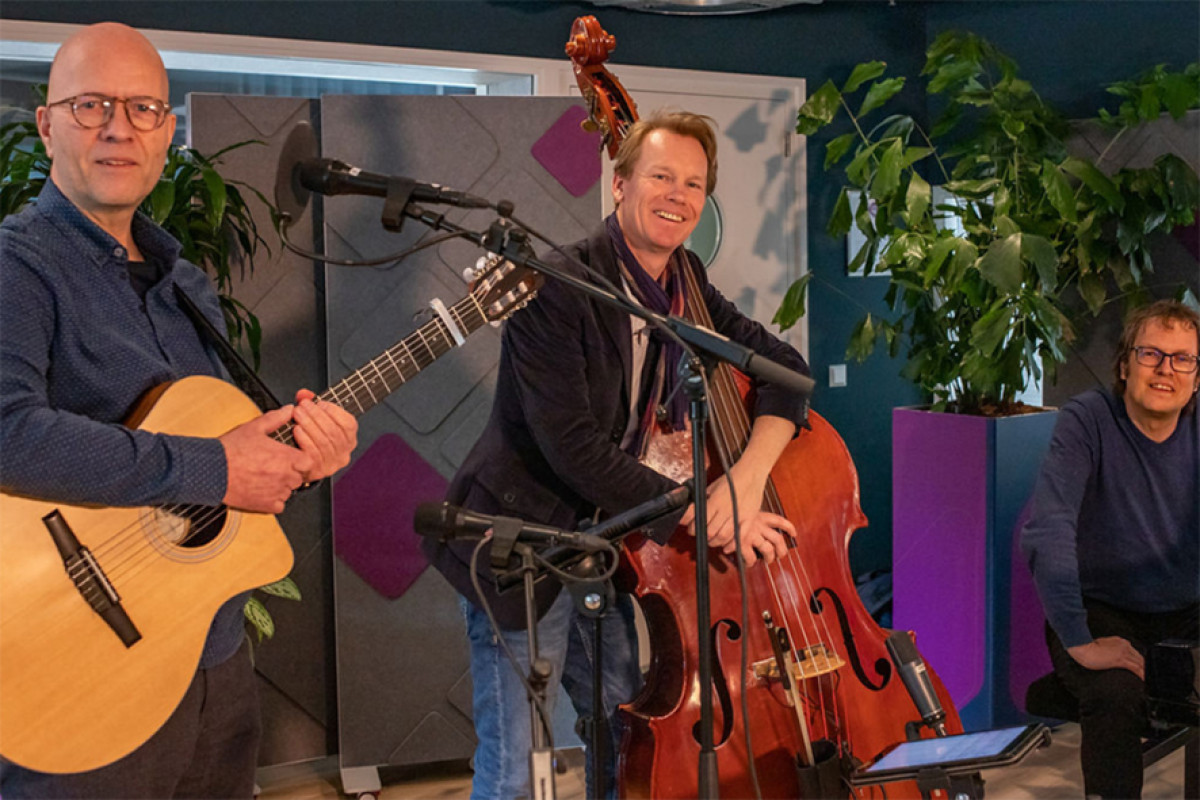 Man met een gitaar en een man met een bas kijken naar de fotograaf