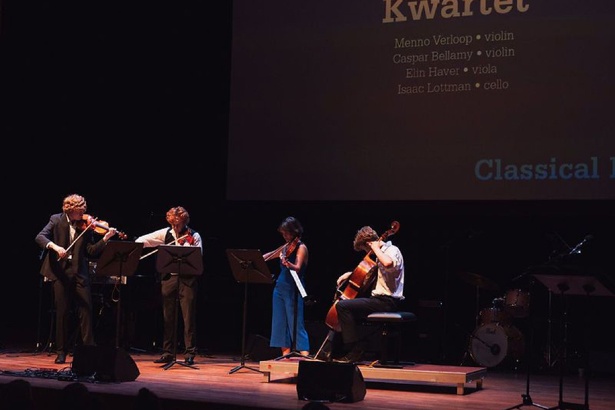 4 klassieke muzikanten op donker podium