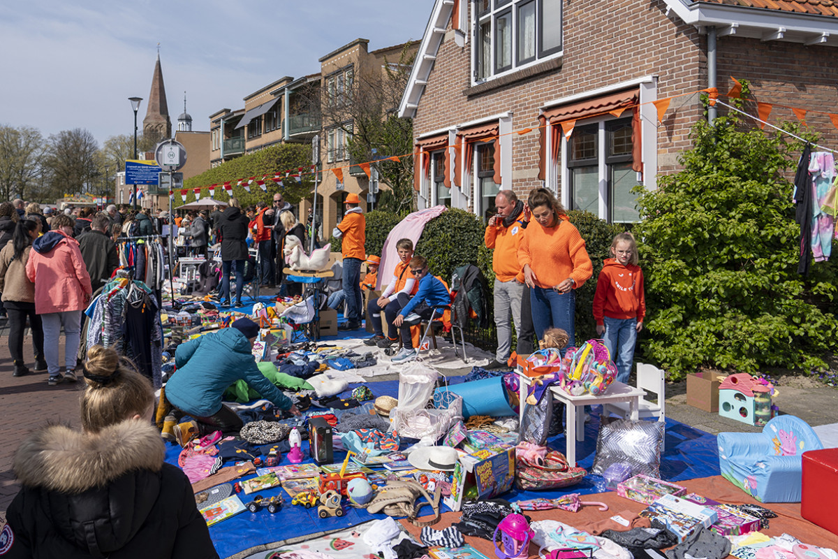 Koningsdag rommelmarkt in een straat