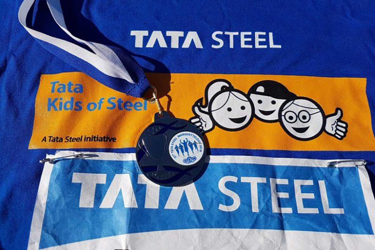 Hardloopshirt met 'Tata Steel' er bovenop een medaille.