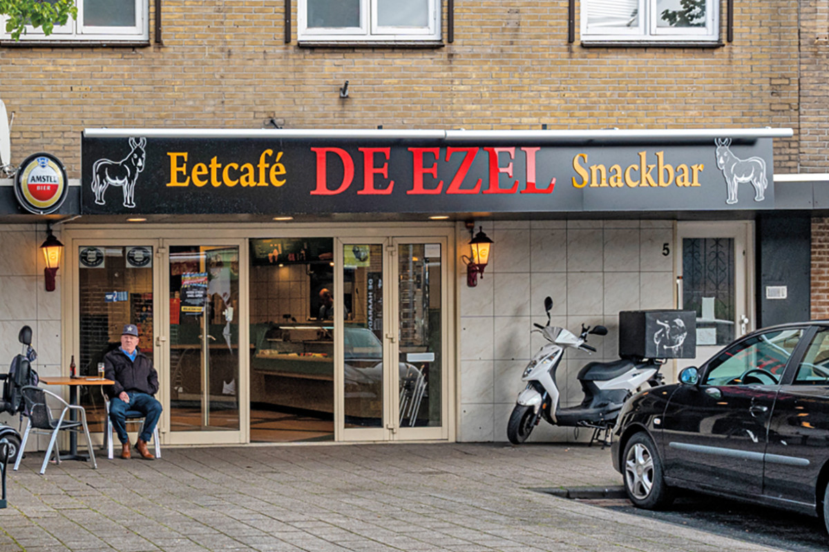 Entree van snackbar De Ezel Heemskerk.