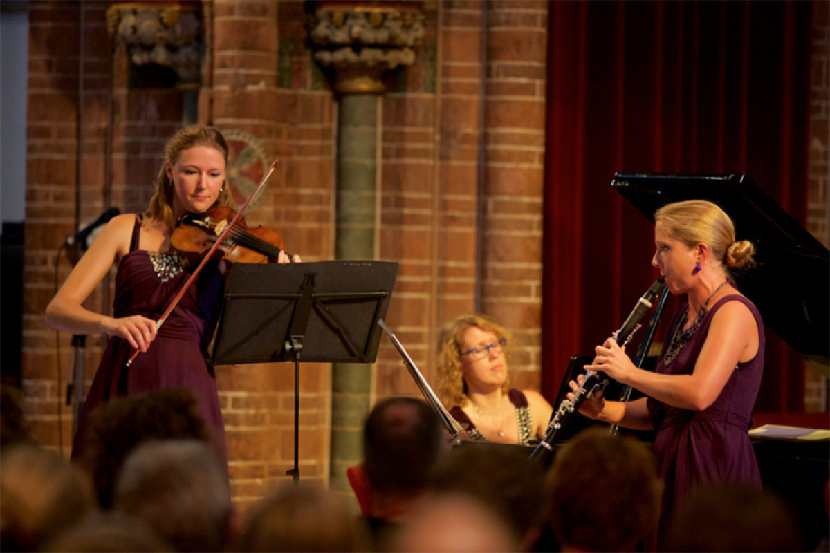 3 vrouwen spelen klassieke muziek