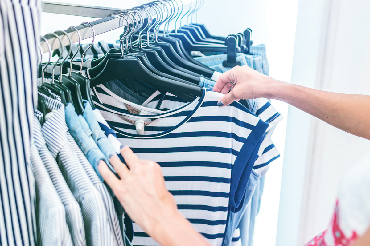 Vrouw struint door een rek met kleding