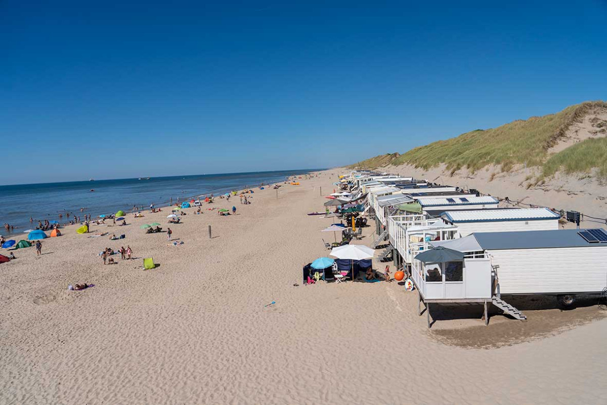 Zicht op het strand van Heemskerk met paviljoens