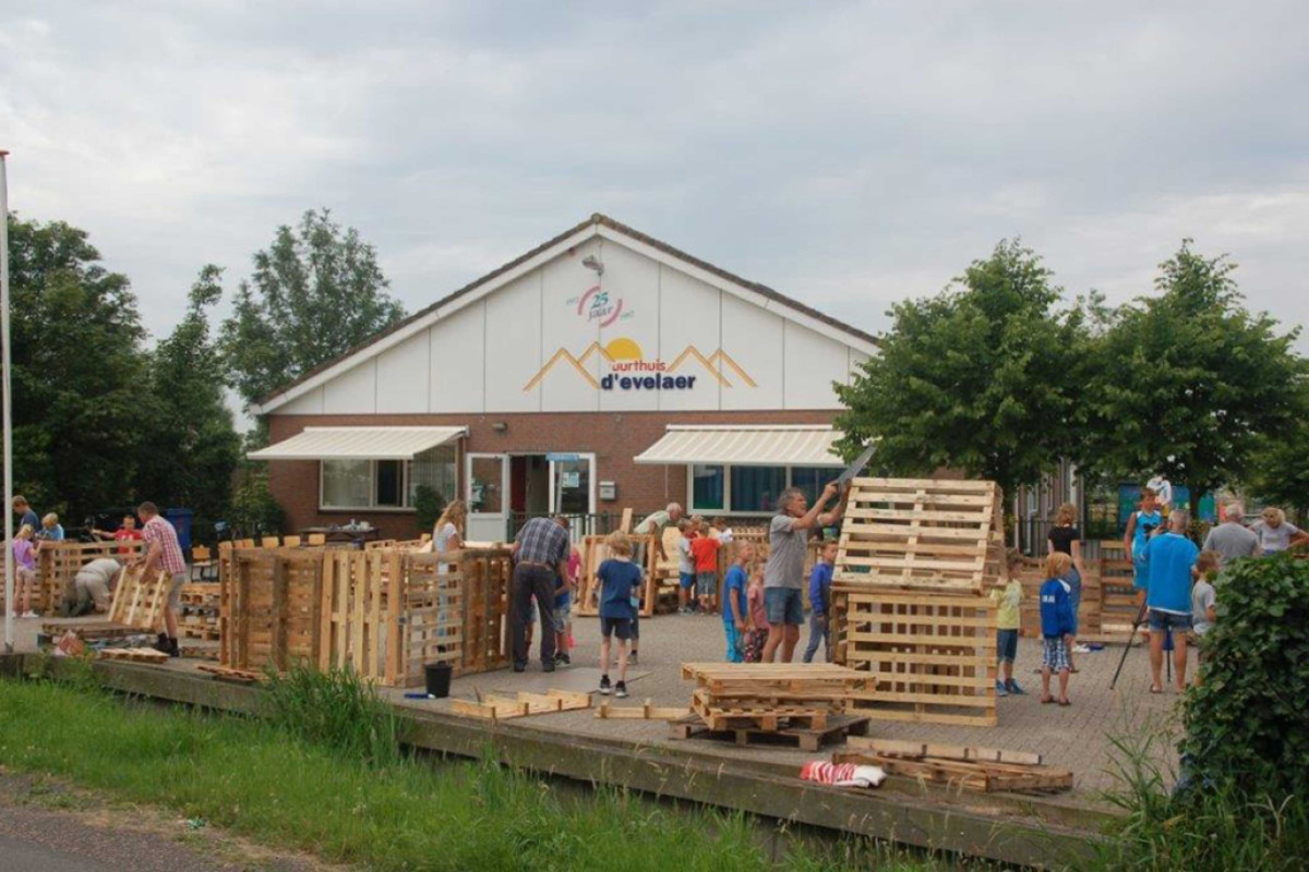 Buurtcentrum d'Evlaer waar kinderen hutten bouwen van pallets